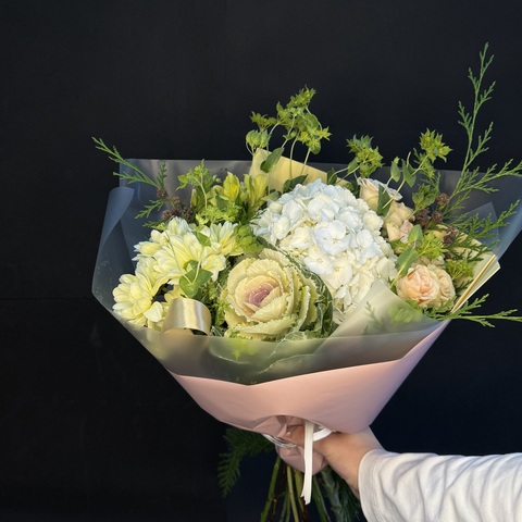 Букет из гортензии, хризантемы и брассики