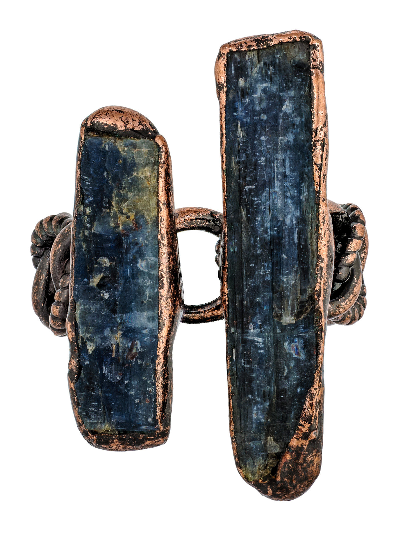 Массивное кольцо с кианитом