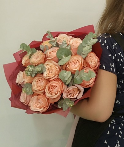 Букет пионовидных роз с эвкалиптом