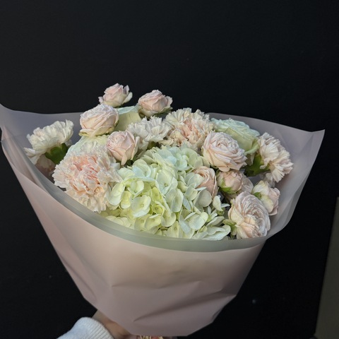 Букет из белой гортензии, роз и диантуса