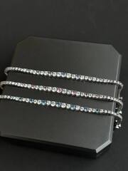 Теннисный браслет дорожка из серебра с розовыми/голубыми/аметистовыми цирконами