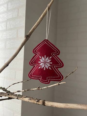 Елочка красная с вышивкой. Подвеска из фетра NYF-0525-Maxi