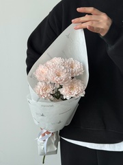 Букет - комплимент с хризантемой в персиковом оттенке 1 шт