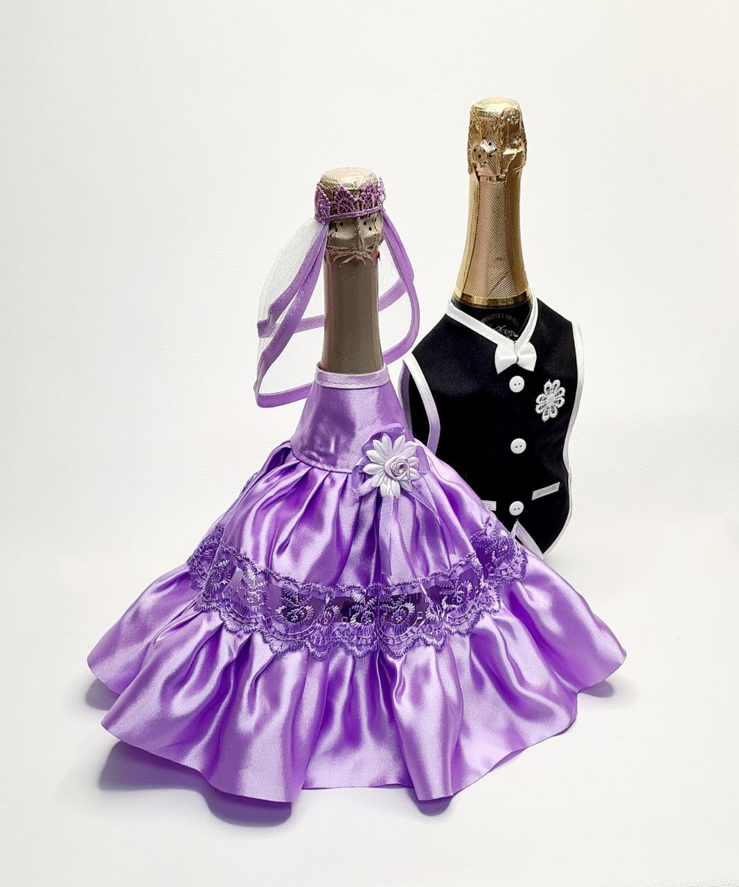 Пиджак жениха и платье невесты для бутылок шампанского на свадьбу в красном цвете
