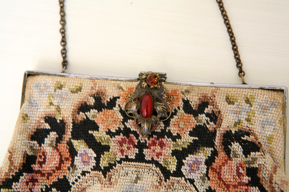 Потрясающе красивая расшитая старинная сумка с изысканной золотой застёжкой