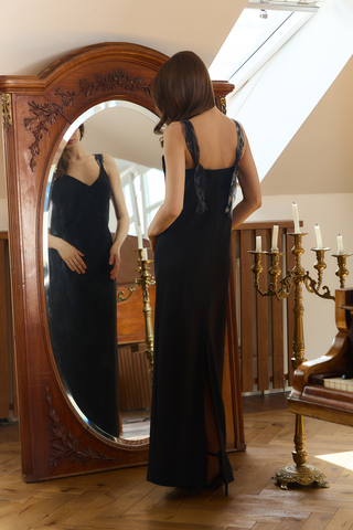 Длинное черное платье с шелковыми бретелями