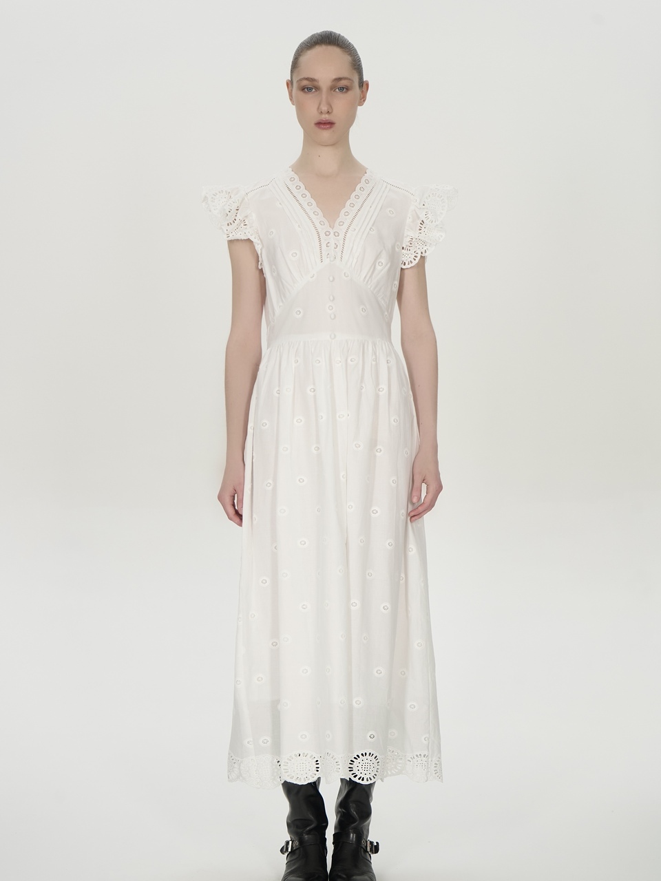 Платье белое с коротким рукавом