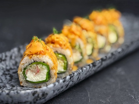 Ролл с лососем, авокадо и соусом “Мандарин-апельсин»