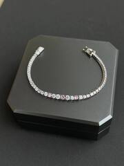 Теннисный браслет дорожка из серебра с розовыми/голубыми/аметистовыми цирконами