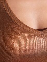 Футболка облегающая из хлопка в рубчик с V вырезом и матовым покрытием металлик  D49.121 (129430)