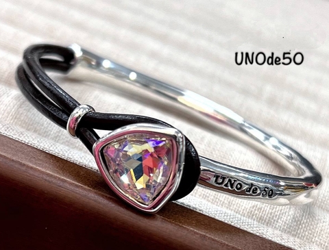 Браслет UNOde 50 жесткий с треугольной вставкой из камня