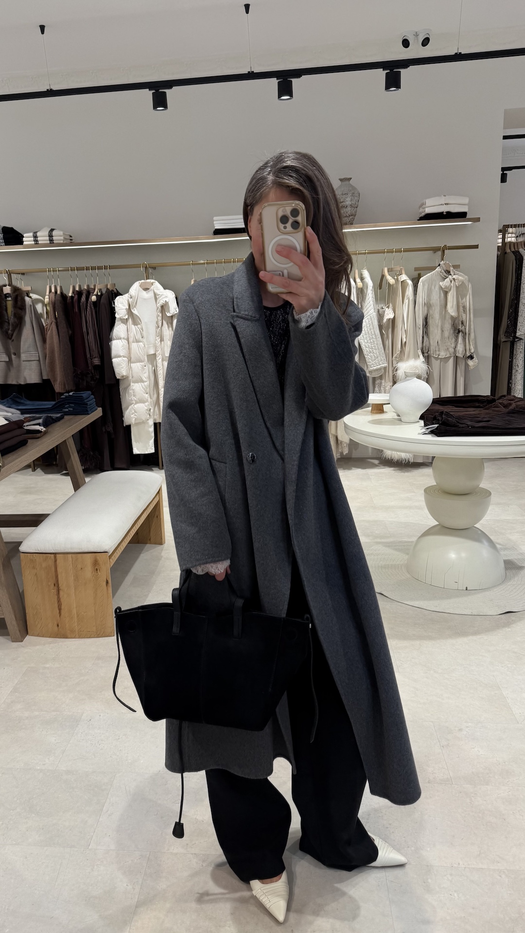 Пальто прямого кроя с акцентной линией плеча