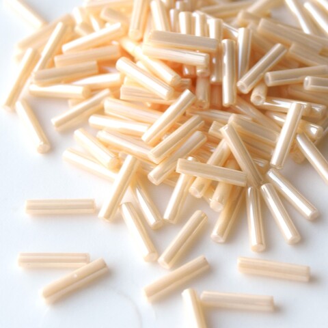 Стеклярус Тохо 9 мм 0123 кремовый