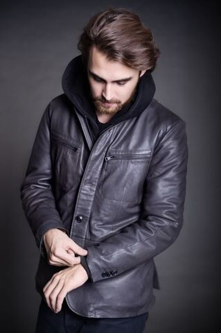 Мужской утепленный жакет из кожи.