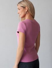 Футболка из плотного трикотажа в рубчик с V-образным вырезом  D49.129 (130316)