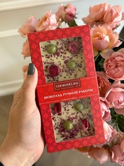 Шоколад ручной работы с розой, малиной и вишней