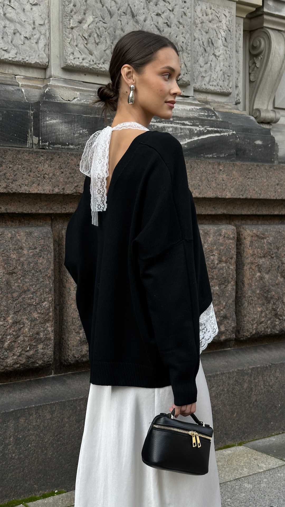 Джемпер с кружевом и бантом
