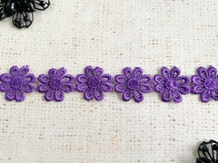 Кружево плетеное, ш. 2,2-2,5 см.