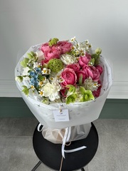 Букет сборный из кустовых пионовидных роз, оксипеталума, хелеборуса и ромашки