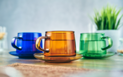 Стеклянные кружки зеленого цвета с блюдцами 2 штуки, 350 мл