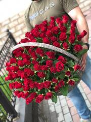 Корзина 101 роза Кения 40 см красные