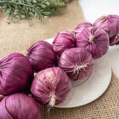 Овощи декоративные, муляжи, Чеснок фиолетовый в связке, размер связки 40 см, чеснок 5,5 см, 1 связка - 10 шт.