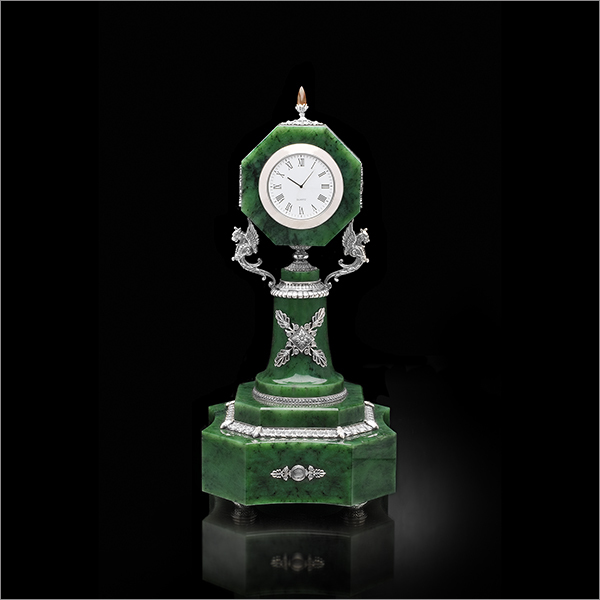 Часы фаберже. Часы нефрит Фаберже. Часы Фаберже настольные. Faberge часы. Нефритовые часы настольные.