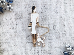 Брошь "Дама с собачкой", р. 8х2,8 см