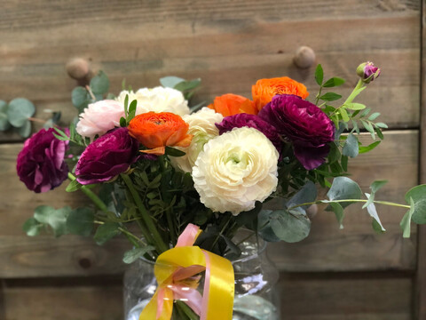 Космический букет из азиатских лютиков