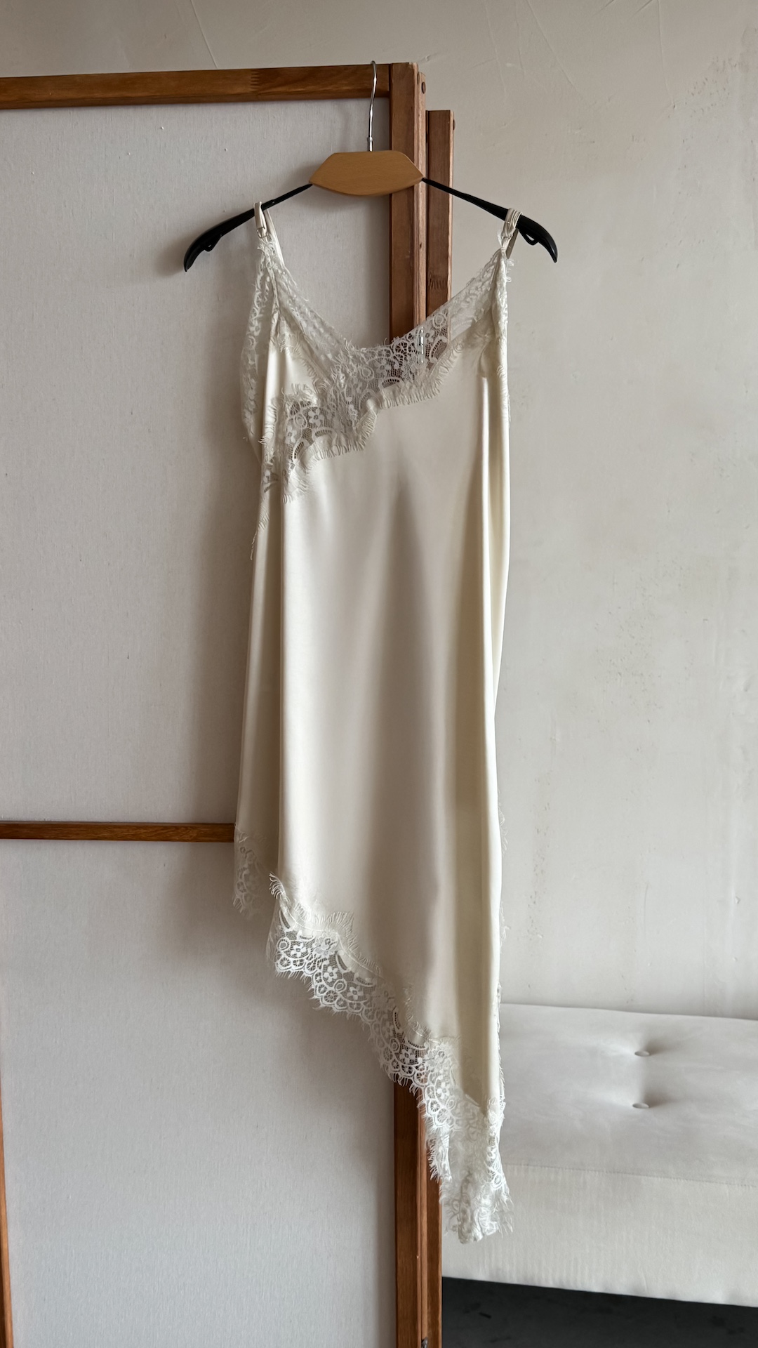 Платье в стиле сорочки с косым краем