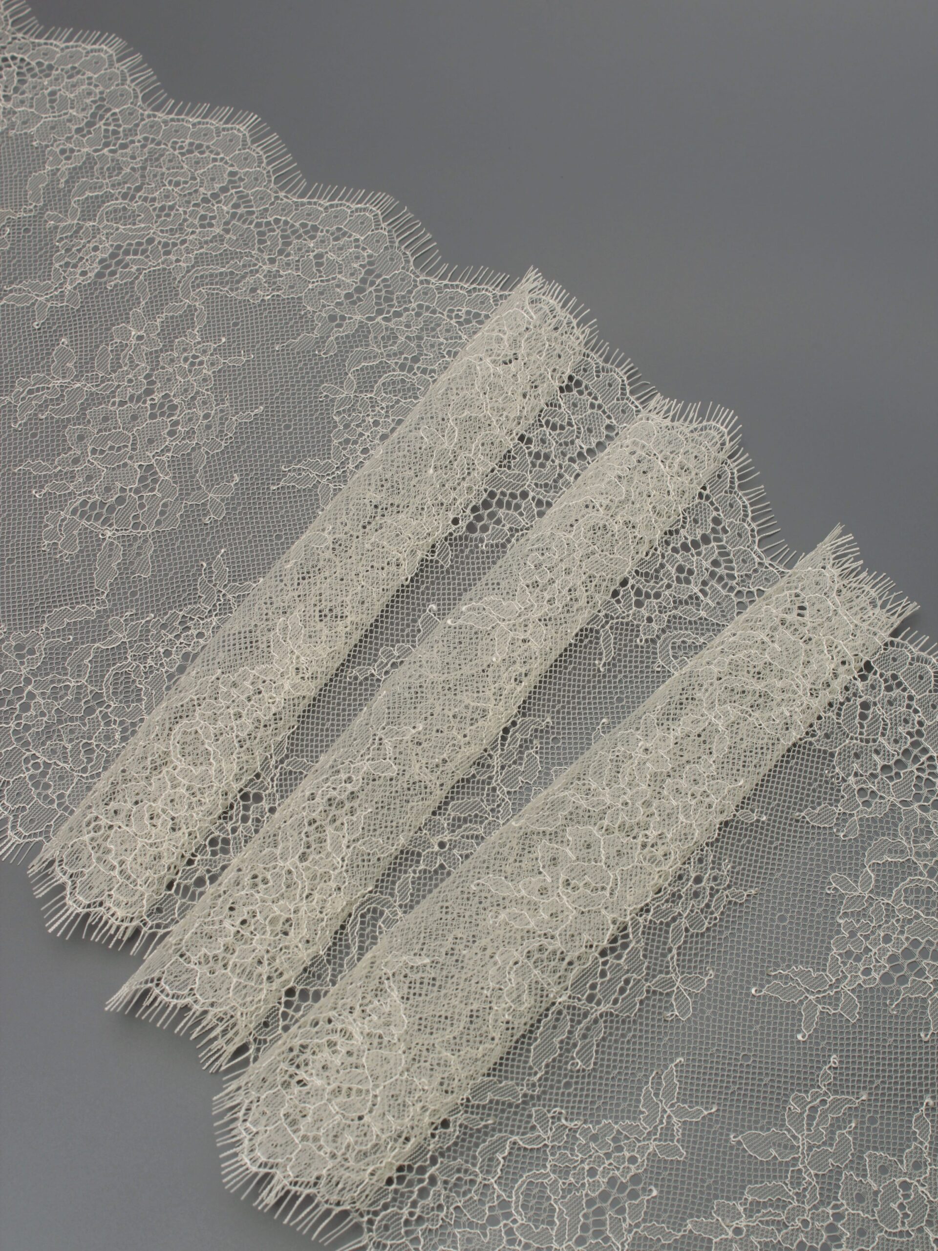 Кружево шантильи темная шампань неэластичное ширина 22 см длина 1.45 м