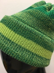 Зимняя полосатая объемная двухслойная шапочка бини в зеленой гамме