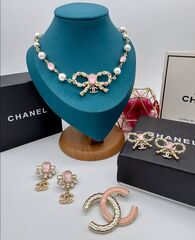 kole-chanel-bant-s-rozovy