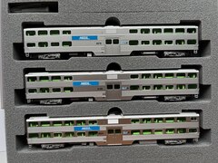 Kato набор из 3 - 2х эт вагонов Metra с DCC