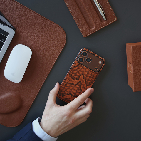 Чехол для iPhone 17 Pro Max кожаный, питон цвета коньяк
