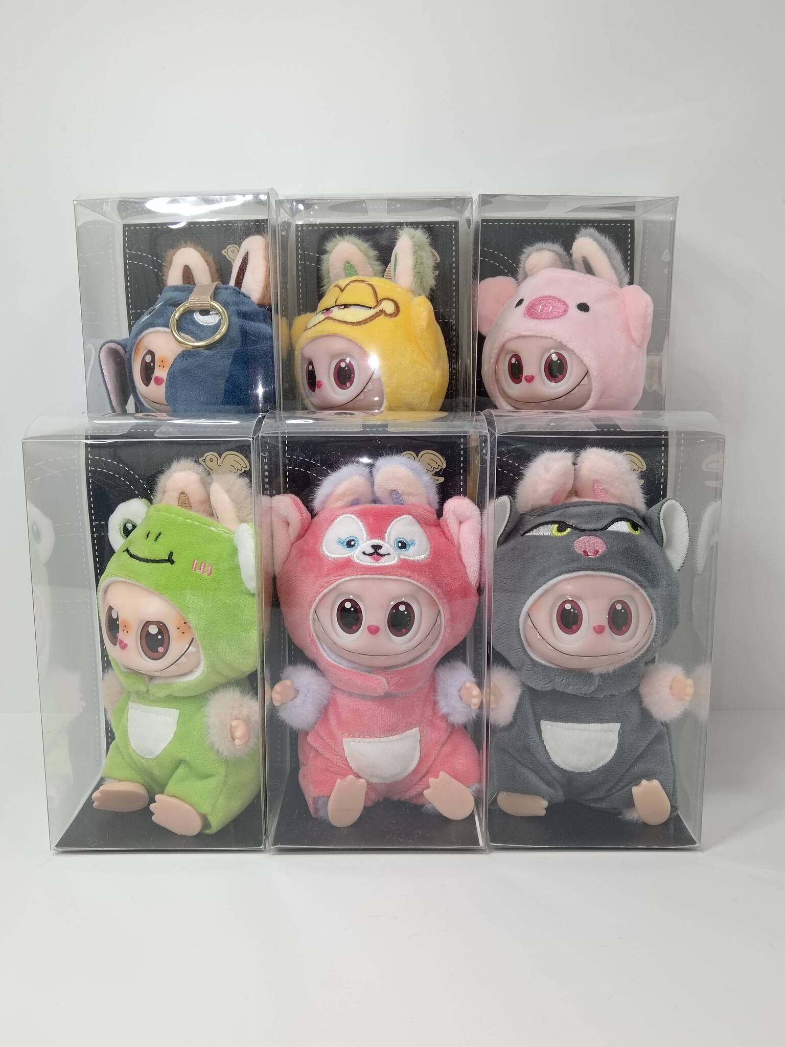 Игрушка-брелок Лабубу в костюме