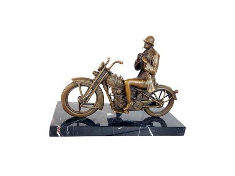 Девушка на мотоцикле ретро