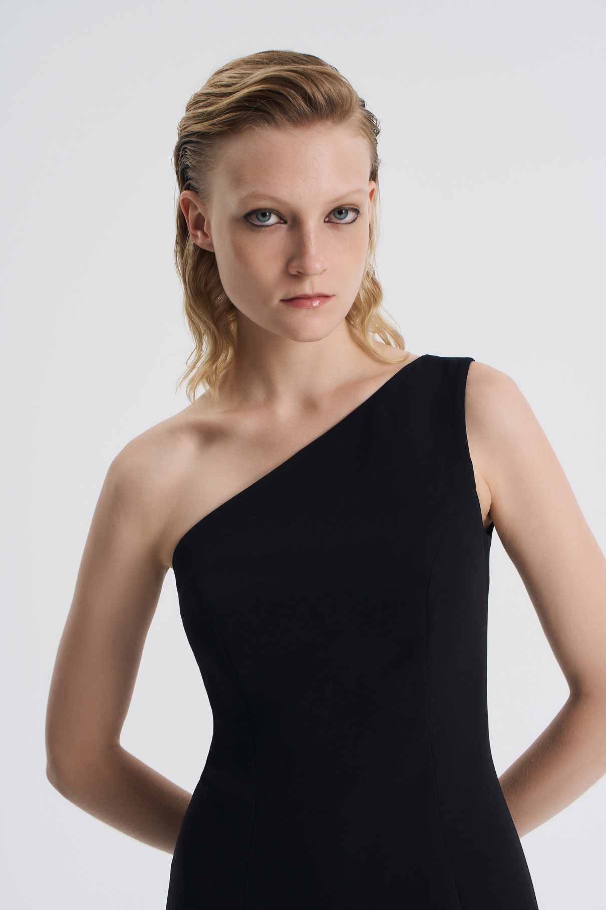 Платье на одно плечо