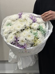 Букет из хризантемы и гипсофилы в радужном оттенке