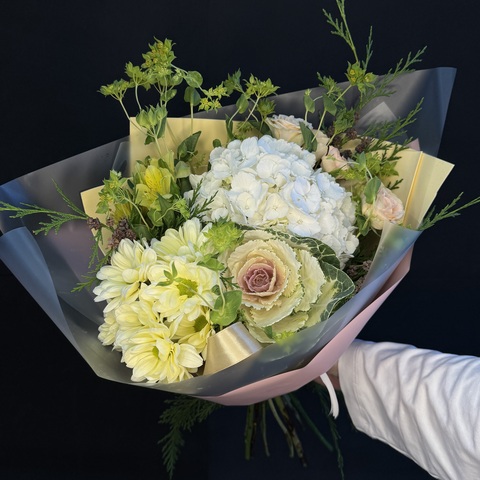 Букет из гортензии, хризантемы и брассики