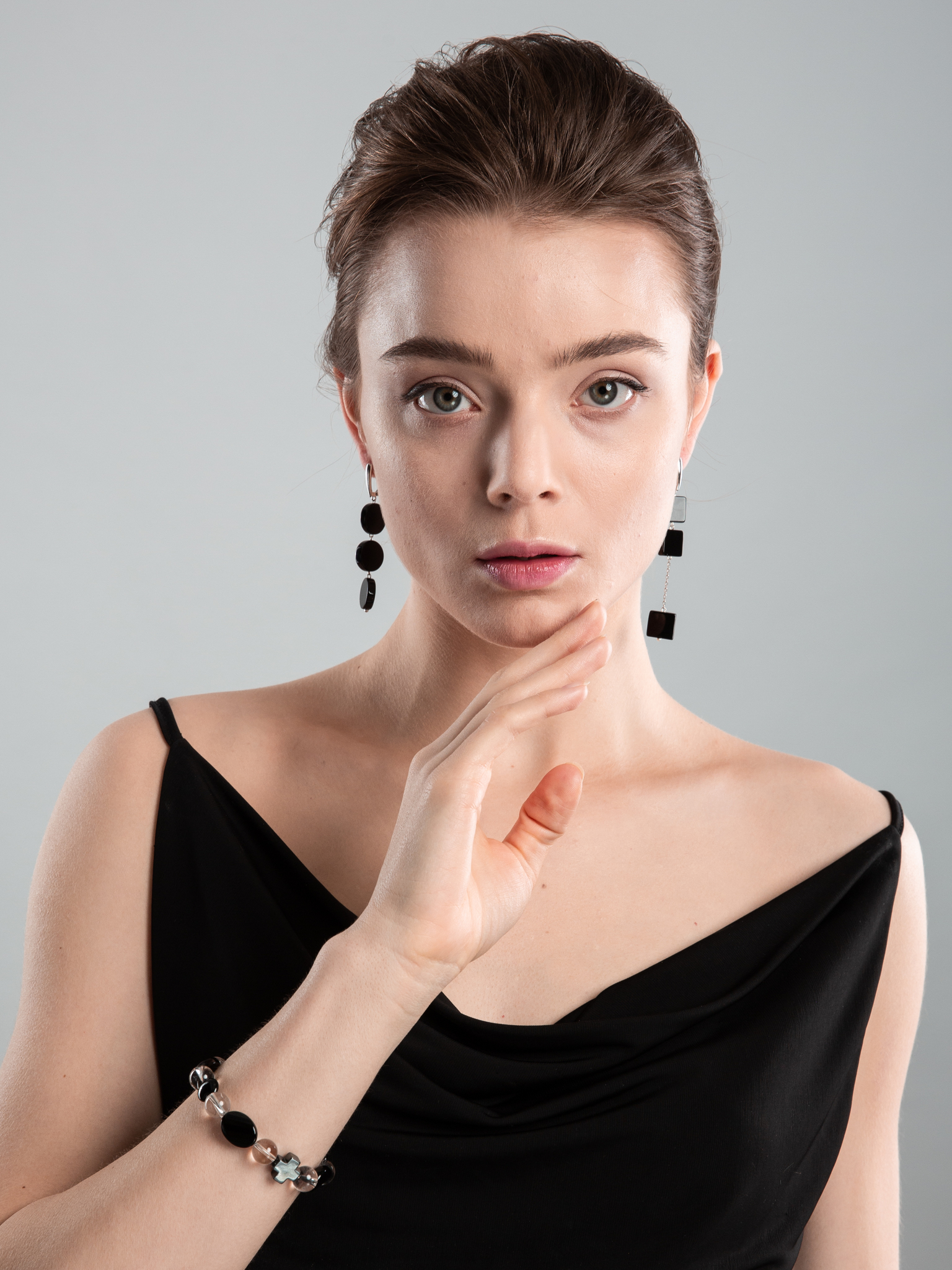 Серьги асимметричные с черным агатом