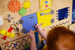 ЧикиБрики Развивающая игрушка Бизиборд 