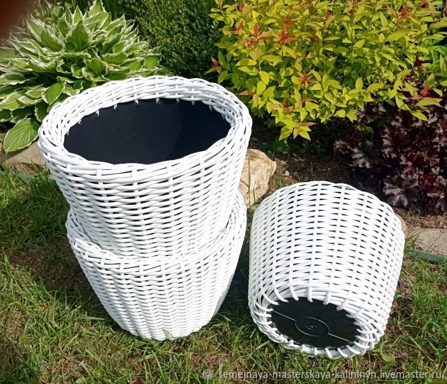 кашпо из тазиков и ротанга. кашпо из ротанга. горшки из искусственного ротанга. плетение кашпо из искусственного ротанга. кашпо плетеное из искусственного ротанга 12л белое 1900.