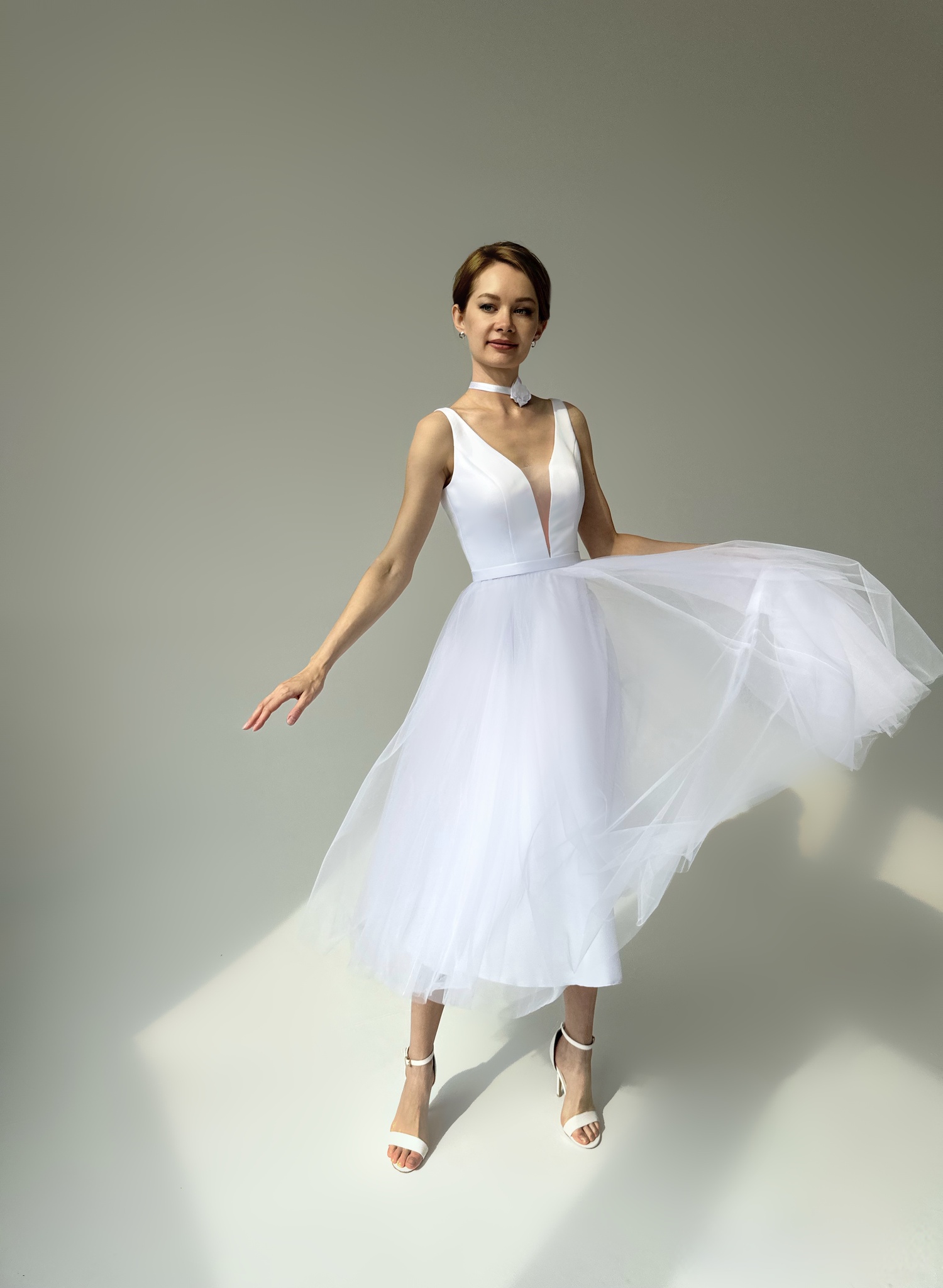 Свадебное пышное платье с глубоким V-образным вырезом (белый)