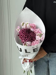 Кулек из одноголовой хризантемы, маттиолы и диантусов