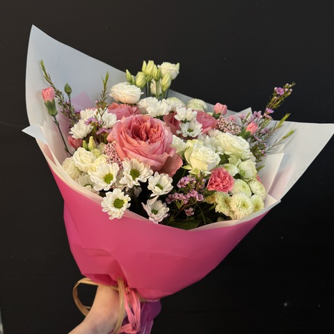 Букет из микса хризантем, роз и эустомы