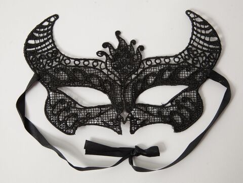 Кружевная маска в венецианском стиле