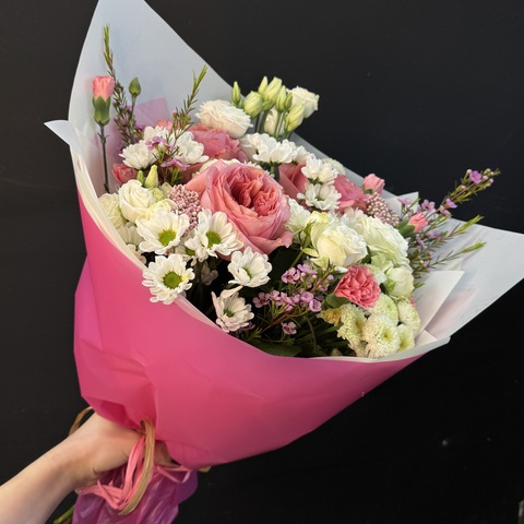 Букет из микса хризантем, роз и эустомы