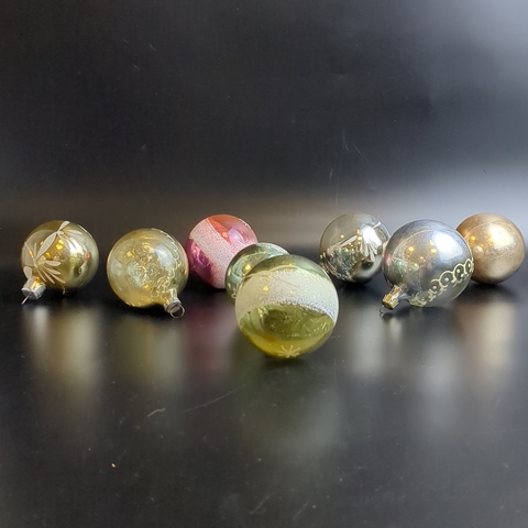 Ёлочные игрушки набор из 8 разных шариков, стекло, ручная роспись, подвесные, винтаж времён СССР 1960-1980 гг. Советские ёлочные игрушки и украшения. Состояние и комплектация на фото.