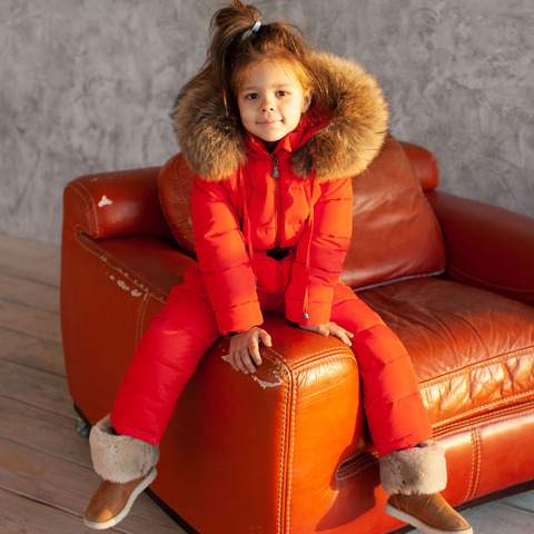 Дитячий зимовий комбінезон червоного кольору і опушкою з натурального хутра коричневого кольору